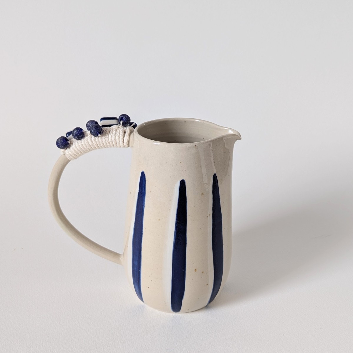 Pichet rayé blanc et bleu